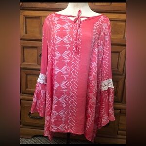Como Vintage Pink Bell sleeve Tunic w white Lace. Size 1X.